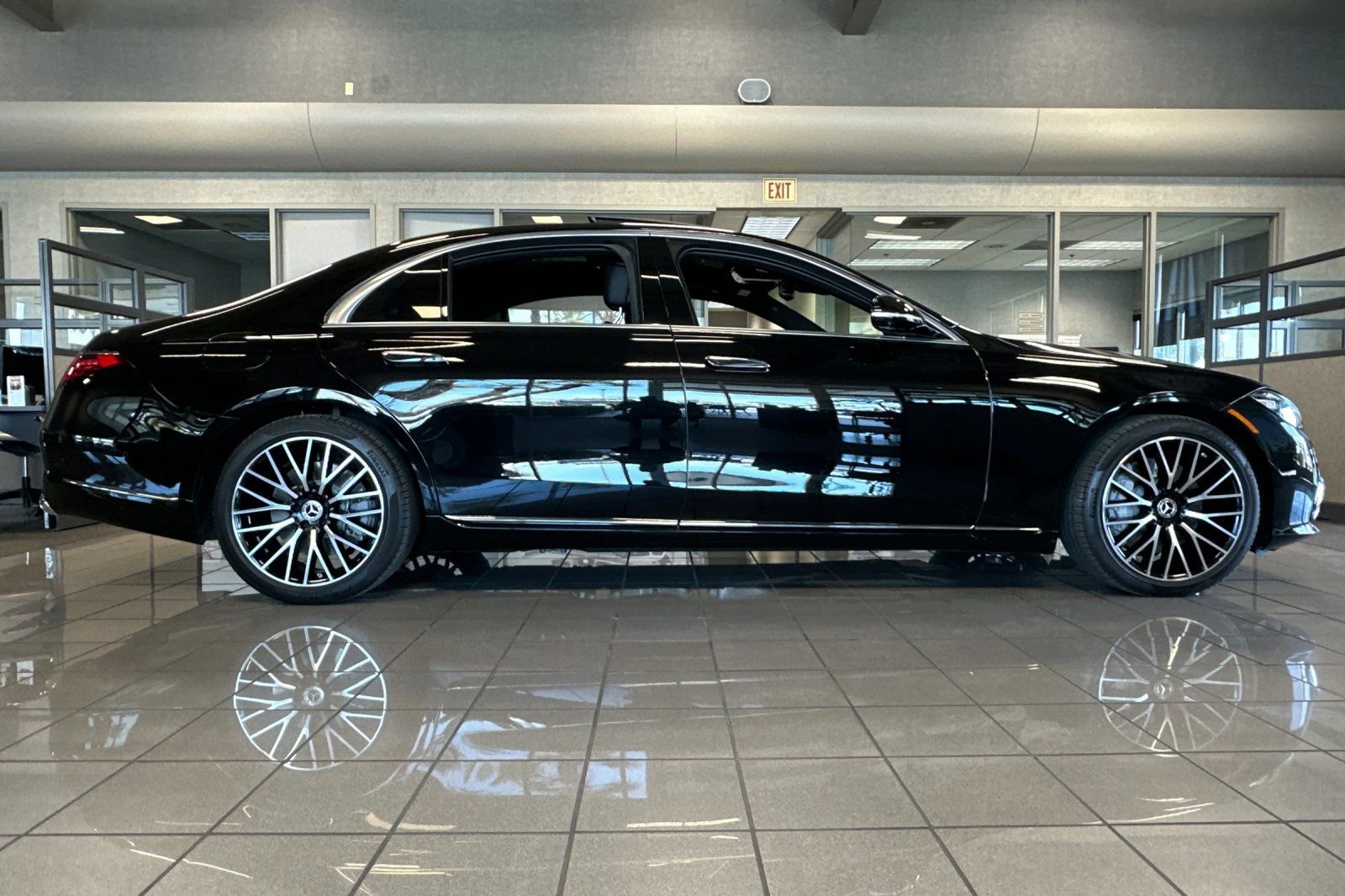 Used 2026 Mercedes-Benz S 500 4MATIC image 3