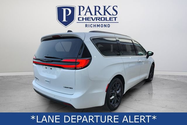 Used 2025 Chrysler Pacifica Limited image 8