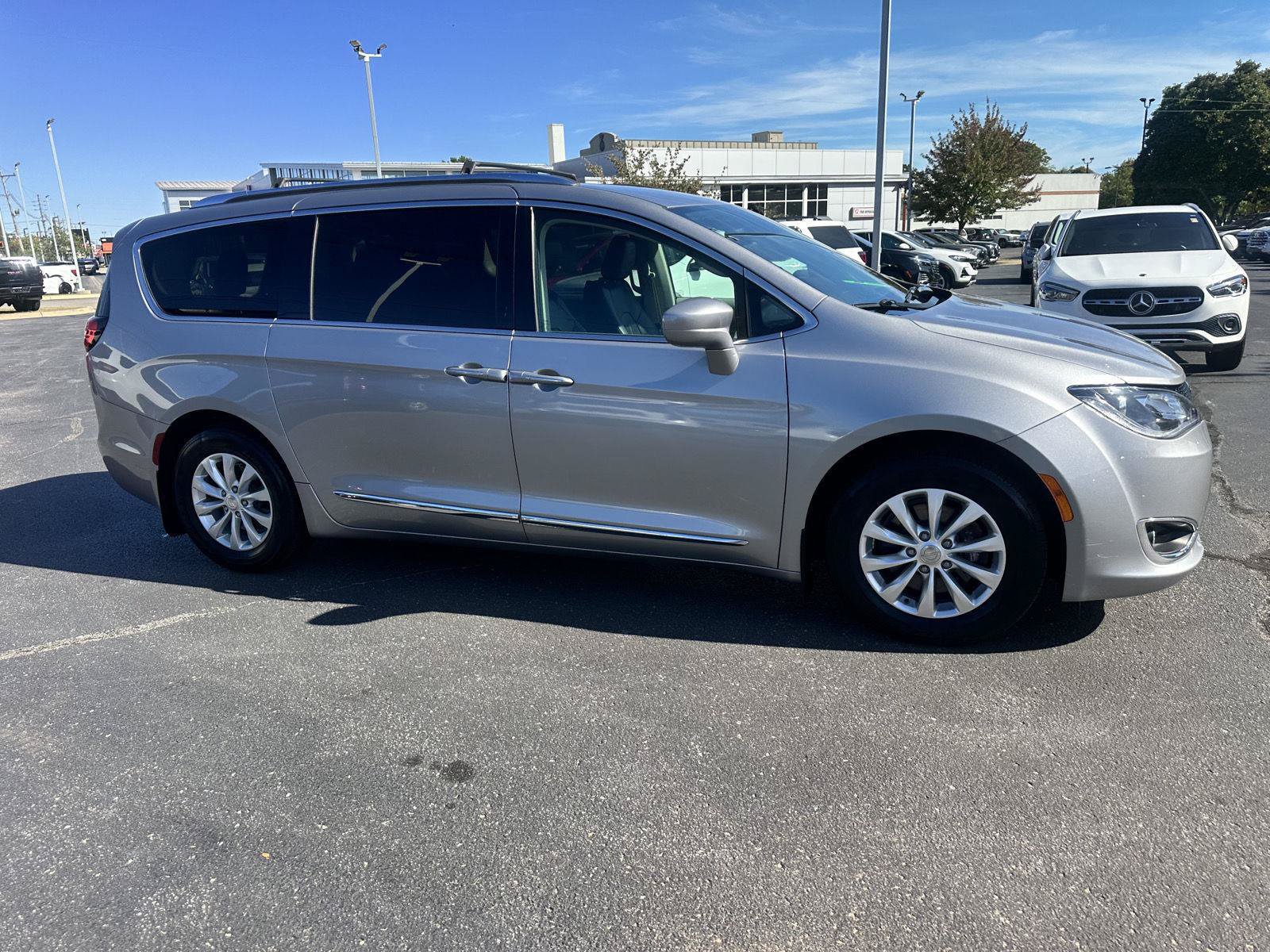 Used 2018 Chrysler Pacifica Touring-L FWD image 2