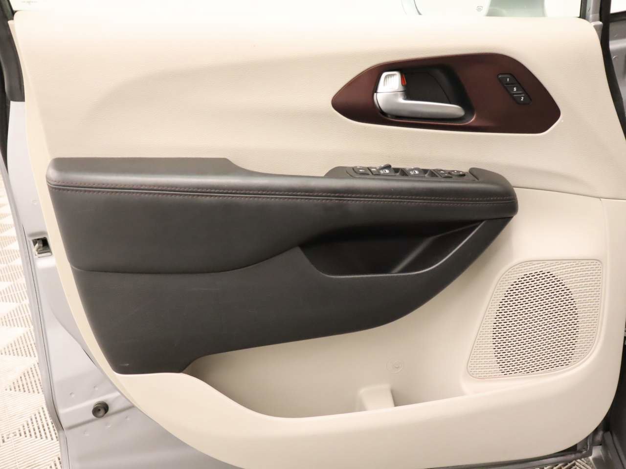 Used 2020 Chrysler Pacifica Limited image 18