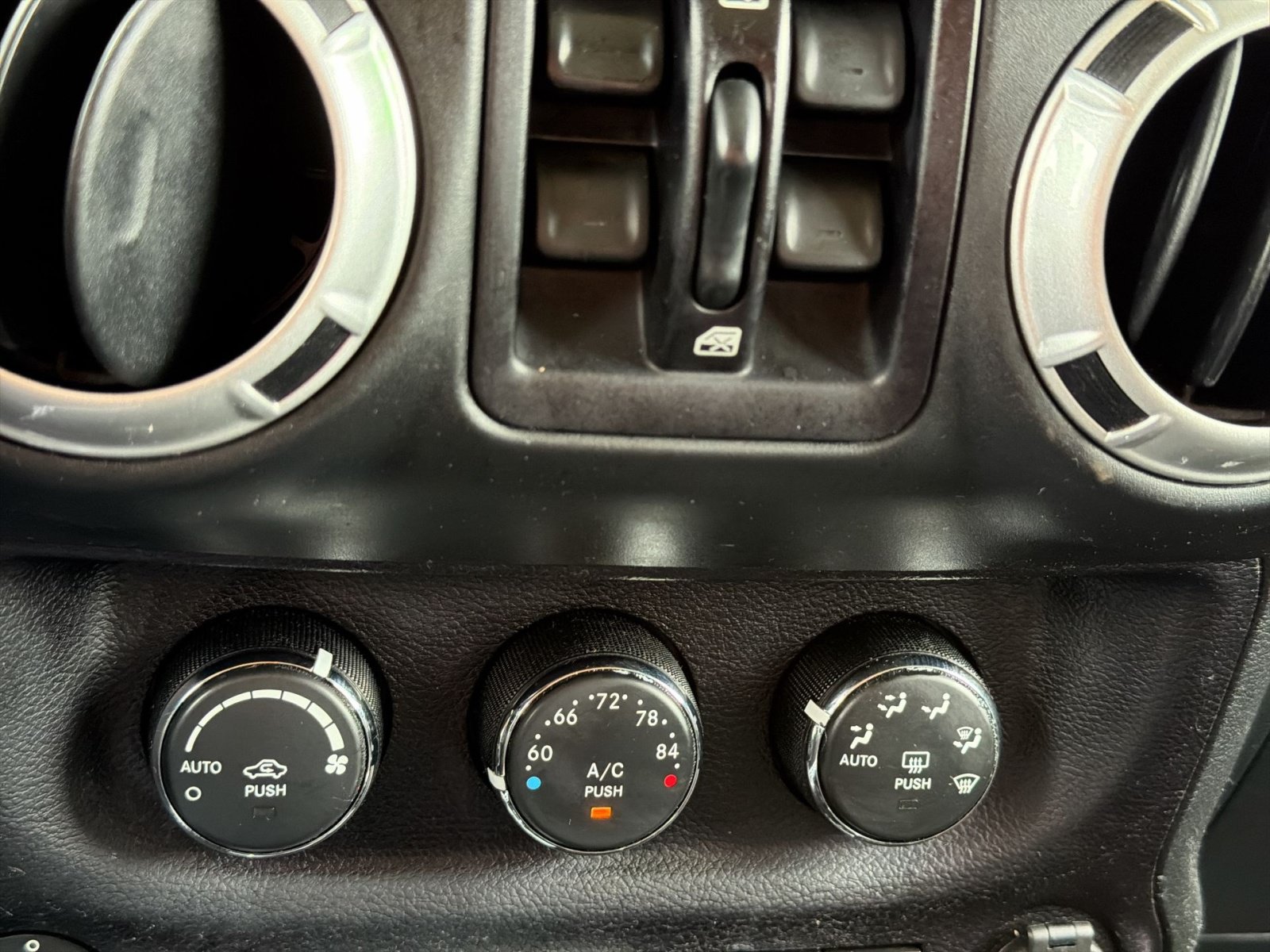 Used 2016 Jeep Wrangler Unlimited Rubicon AWD/4WD image 18