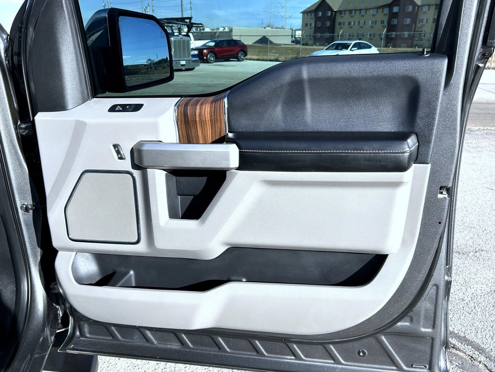 Used 2015 Ford F150 Lariat image 15