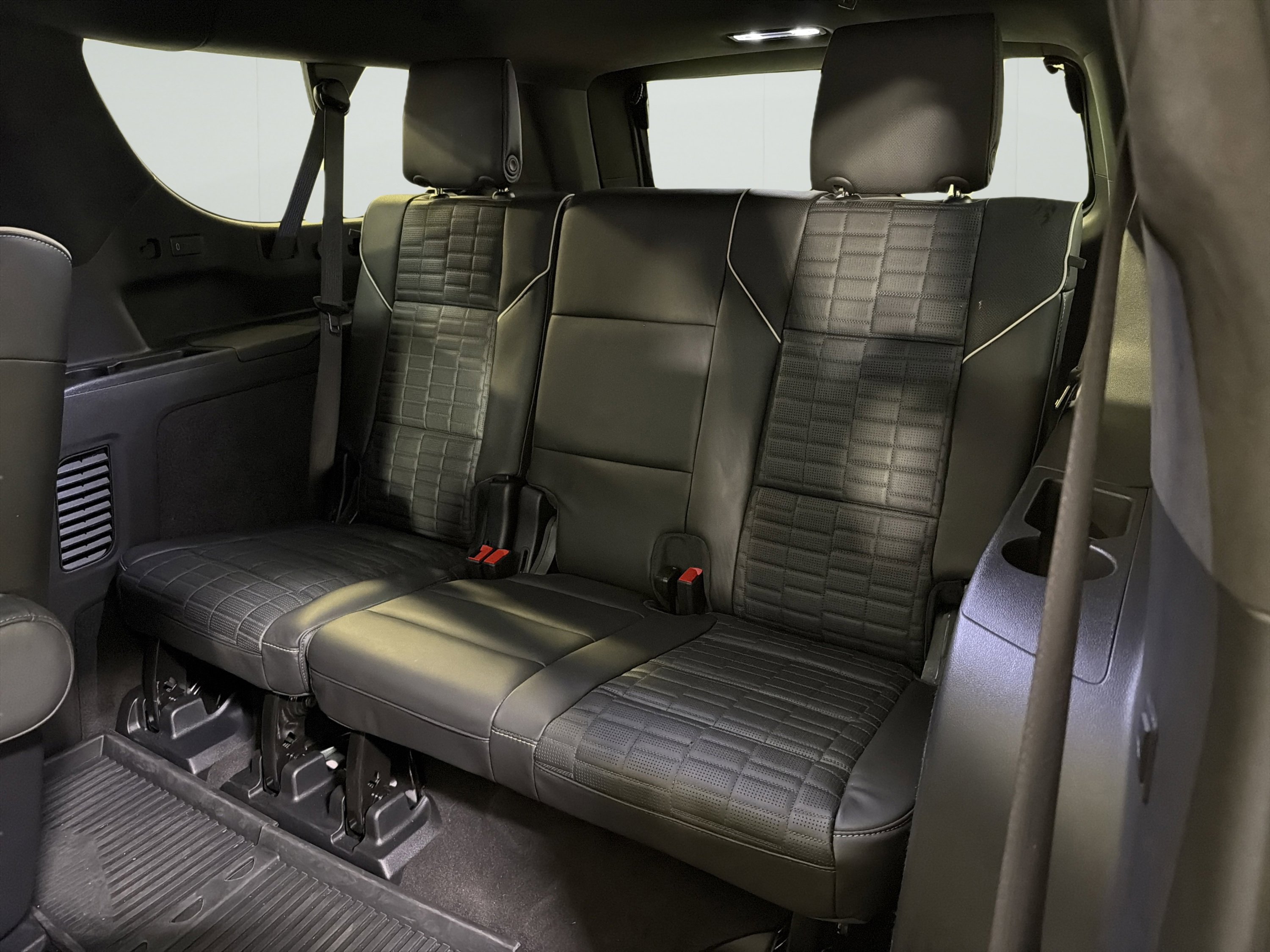 Used 2025 Cadillac Escalade ESV Sport Platinum w/ LPO, ONYX Package AWD/4WD image 12