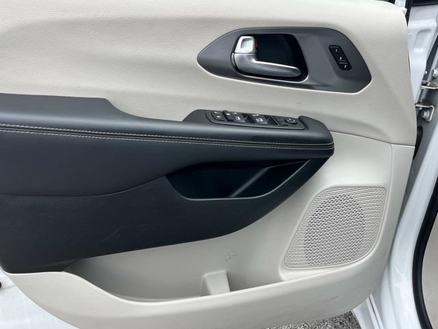 Used 2023 Chrysler Pacifica Touring-L FWD image 28