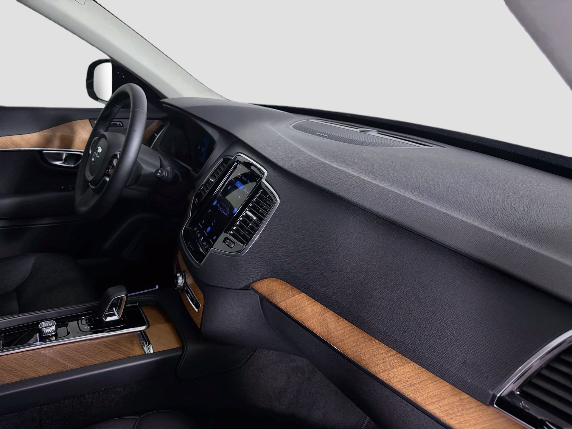 Certified 2024 Volvo XC90 B5 Plus AWD/4WD image 32