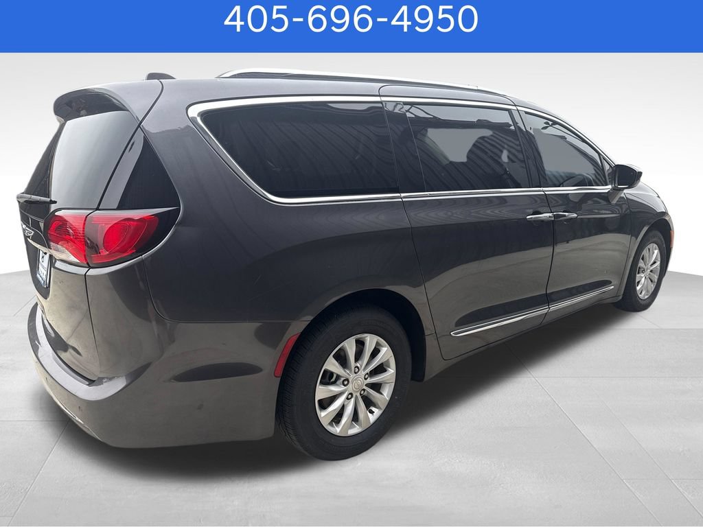 Used 2018 Chrysler Pacifica Touring-L FWD image 5