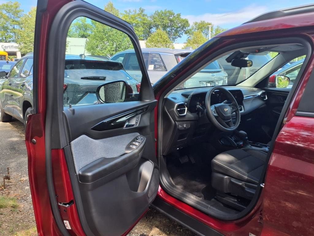Used 2025 Chevrolet TrailBlazer LT w/ Driver Confidence Package image 6