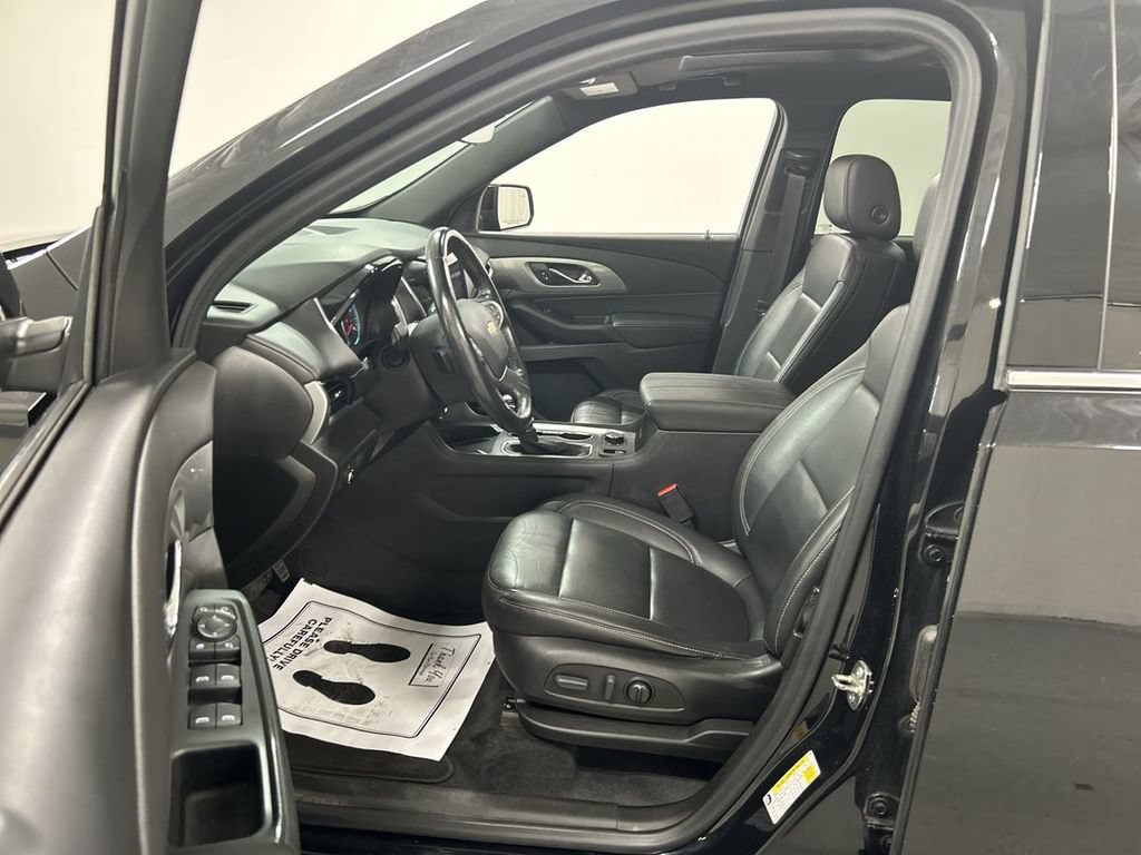 Used 2022 Chevrolet Traverse LT w/ LT Premium Package AWD/4WD image 9