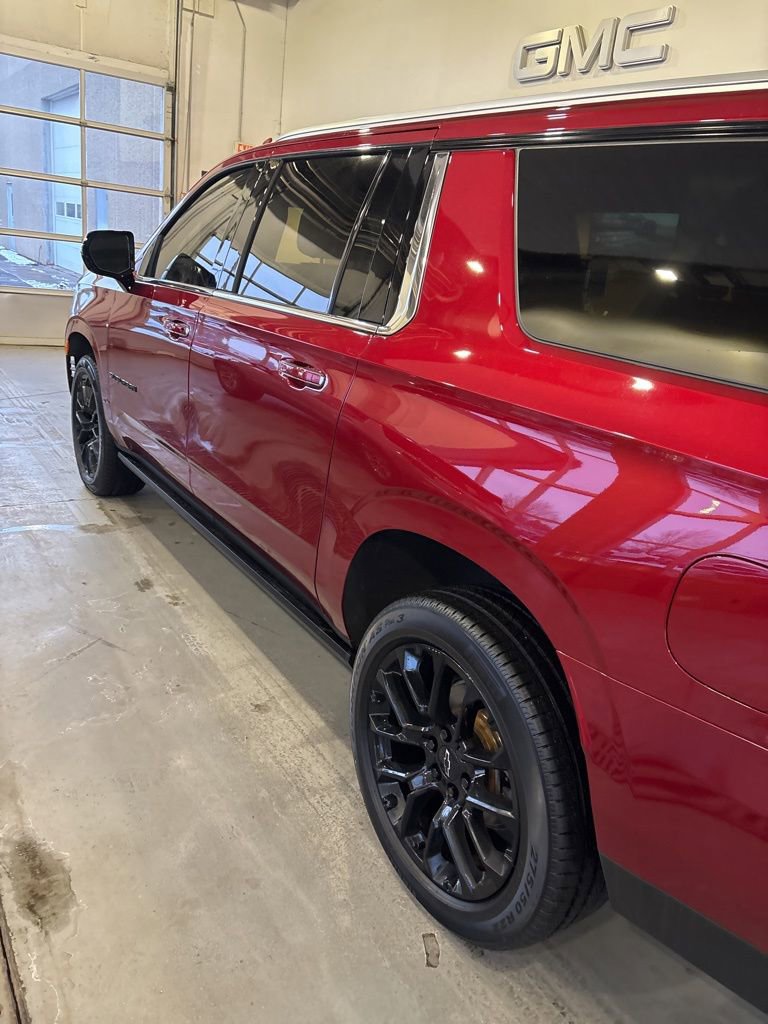 Used 2023 Chevrolet Suburban Premier image 3