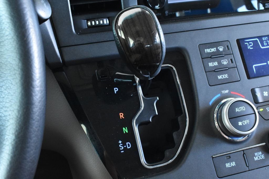 Used 2017 Toyota Sienna XLE w/ XLE Navigation Package FWD image 37