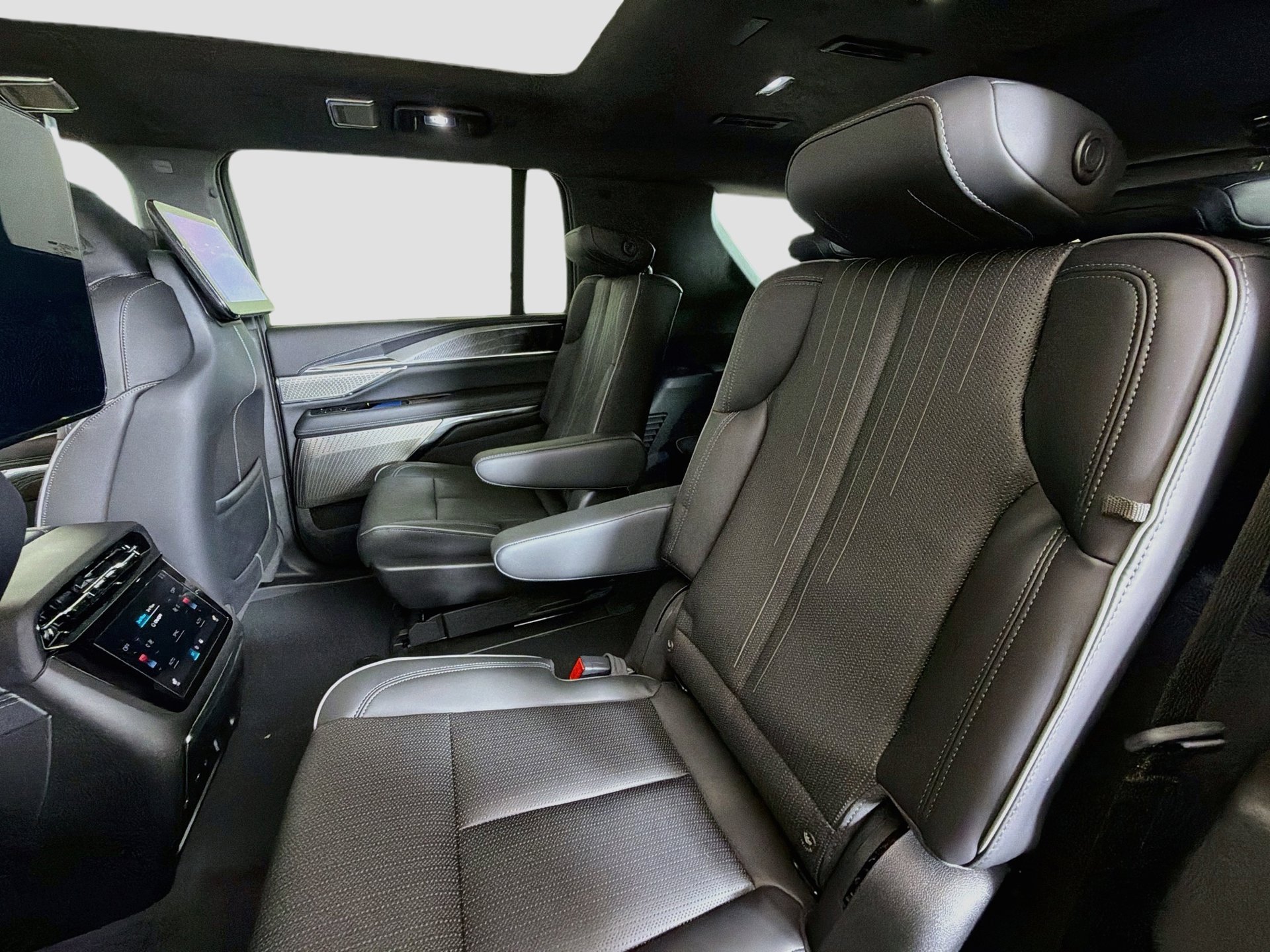 New 2026 Cadillac Escalade IQL Sport 2 w/ LPO, ONYX Package AWD/4WD image 23