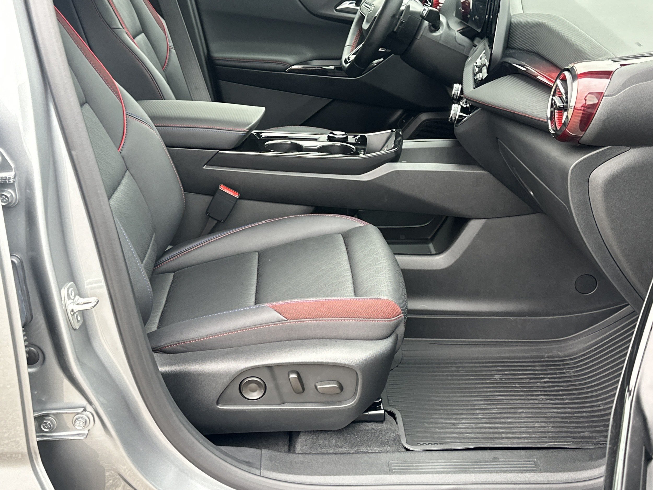 Used 2026 Chevrolet Equinox RS w/ Convenience Package III FWD image 13
