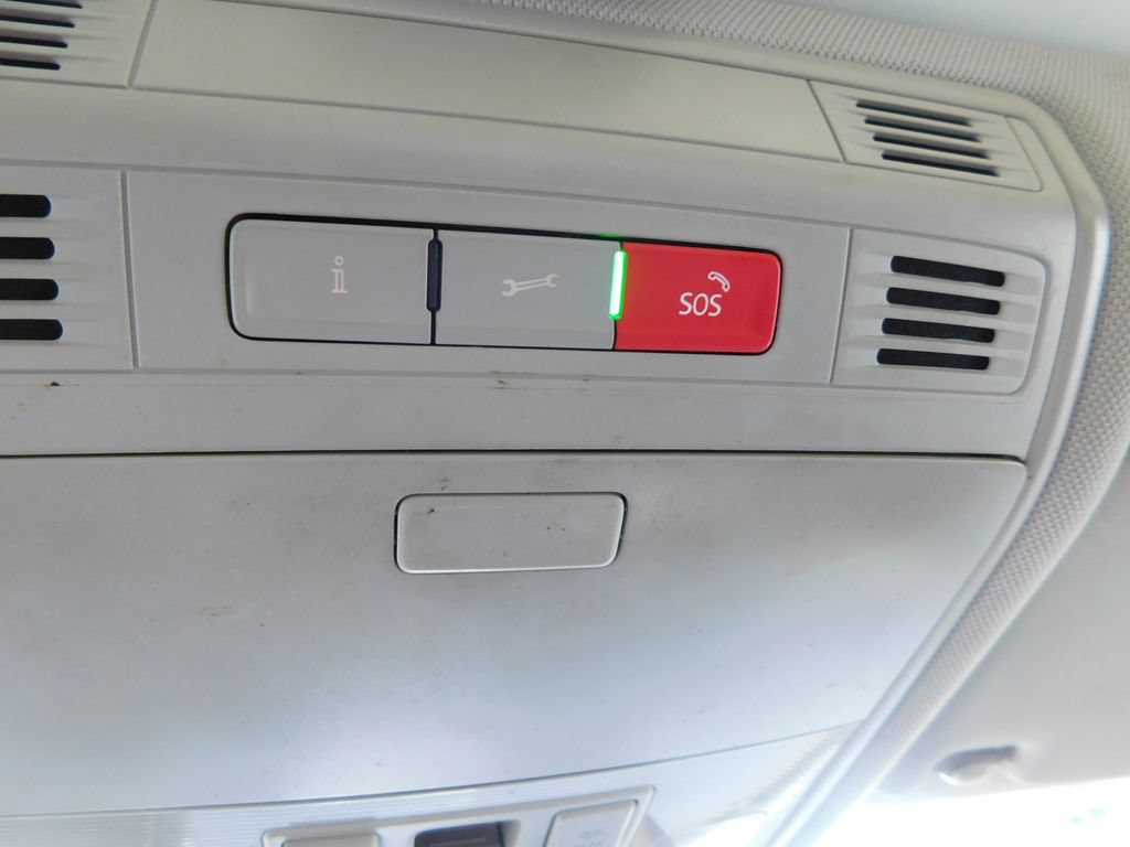 Used 2025 Volkswagen Jetta SE FWD image 32