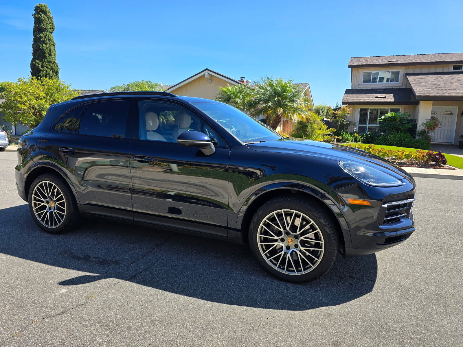 Used 2022 Porsche Cayenne Platinum Edition w/ Premium Package Plus image 3