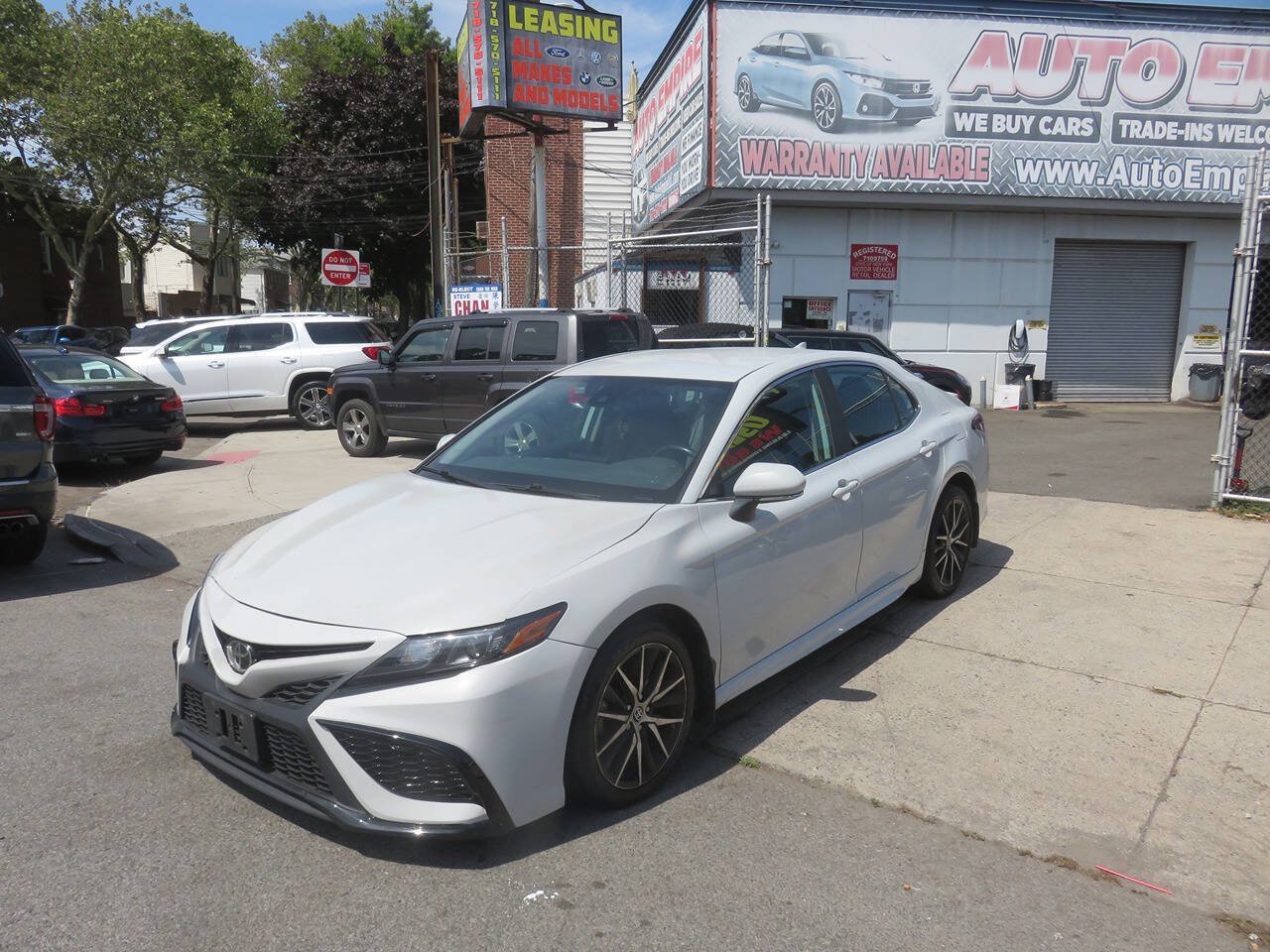 Used 2023 Toyota Camry SE w/ Cold Weather Package AWD/4WD image 2