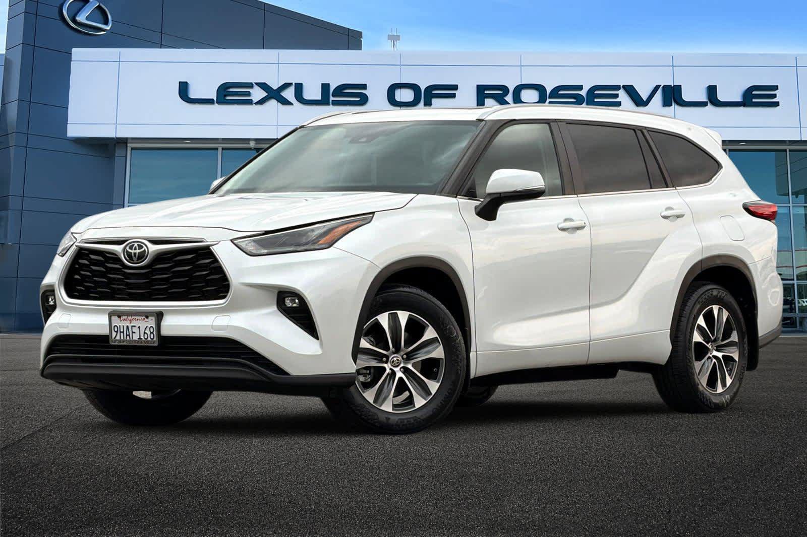 Used 2023 Toyota Highlander XLE AWD/4WD image 1