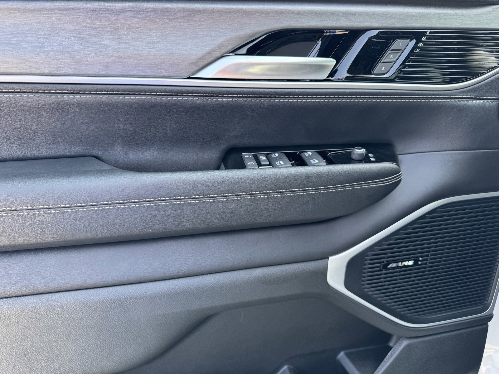 New 2025 Jeep Wagoneer L Series II w/ Premium Group I image 13