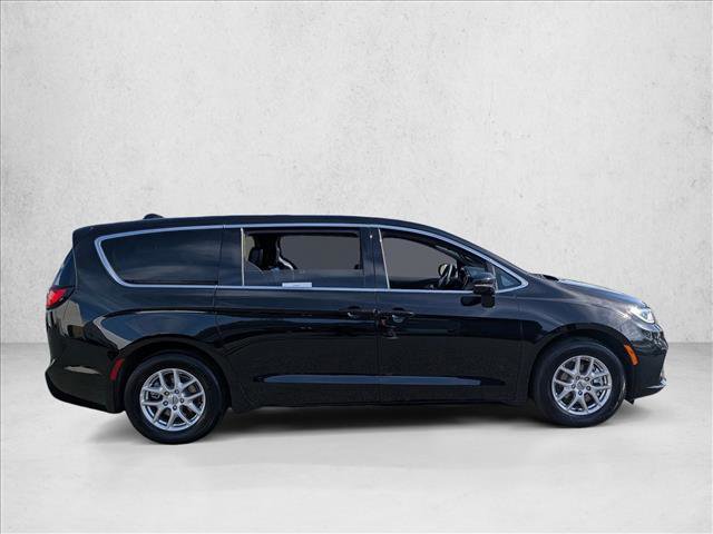 Used 2025 Chrysler Pacifica Select image 4