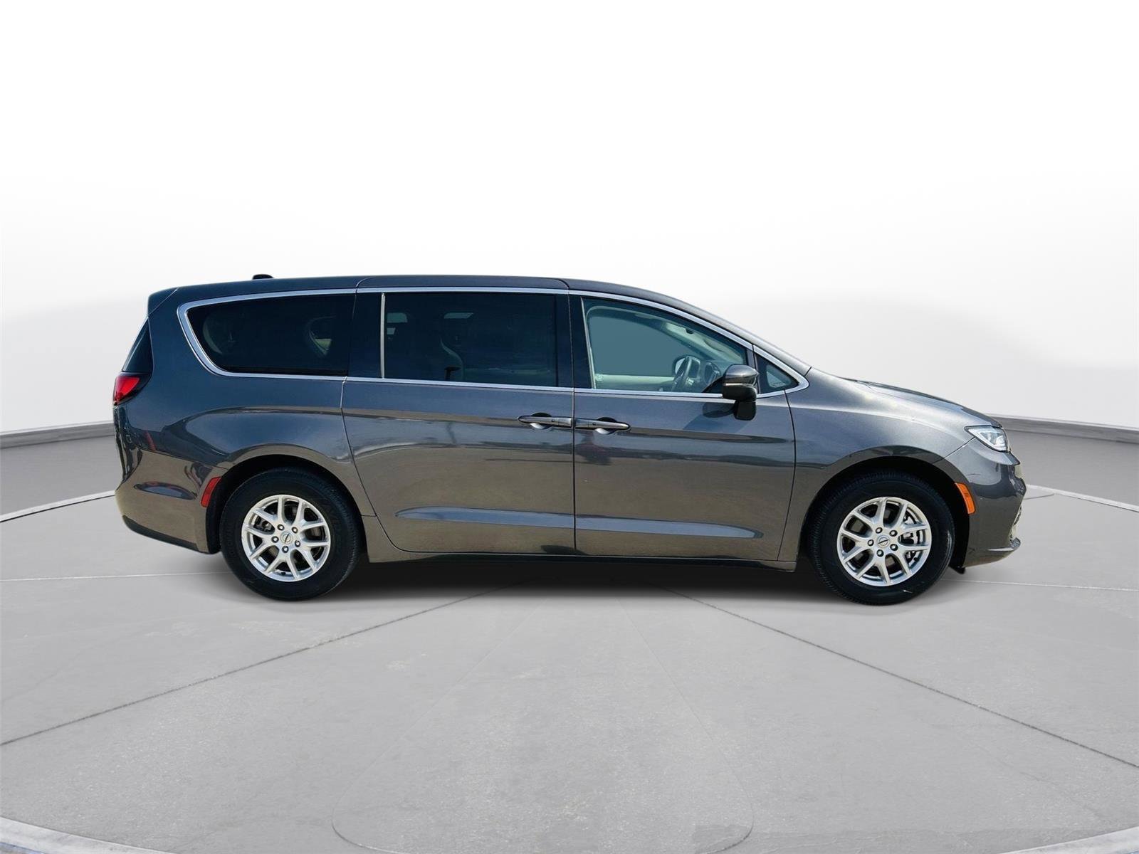 Used 2023 Chrysler Pacifica Touring-L image 40
