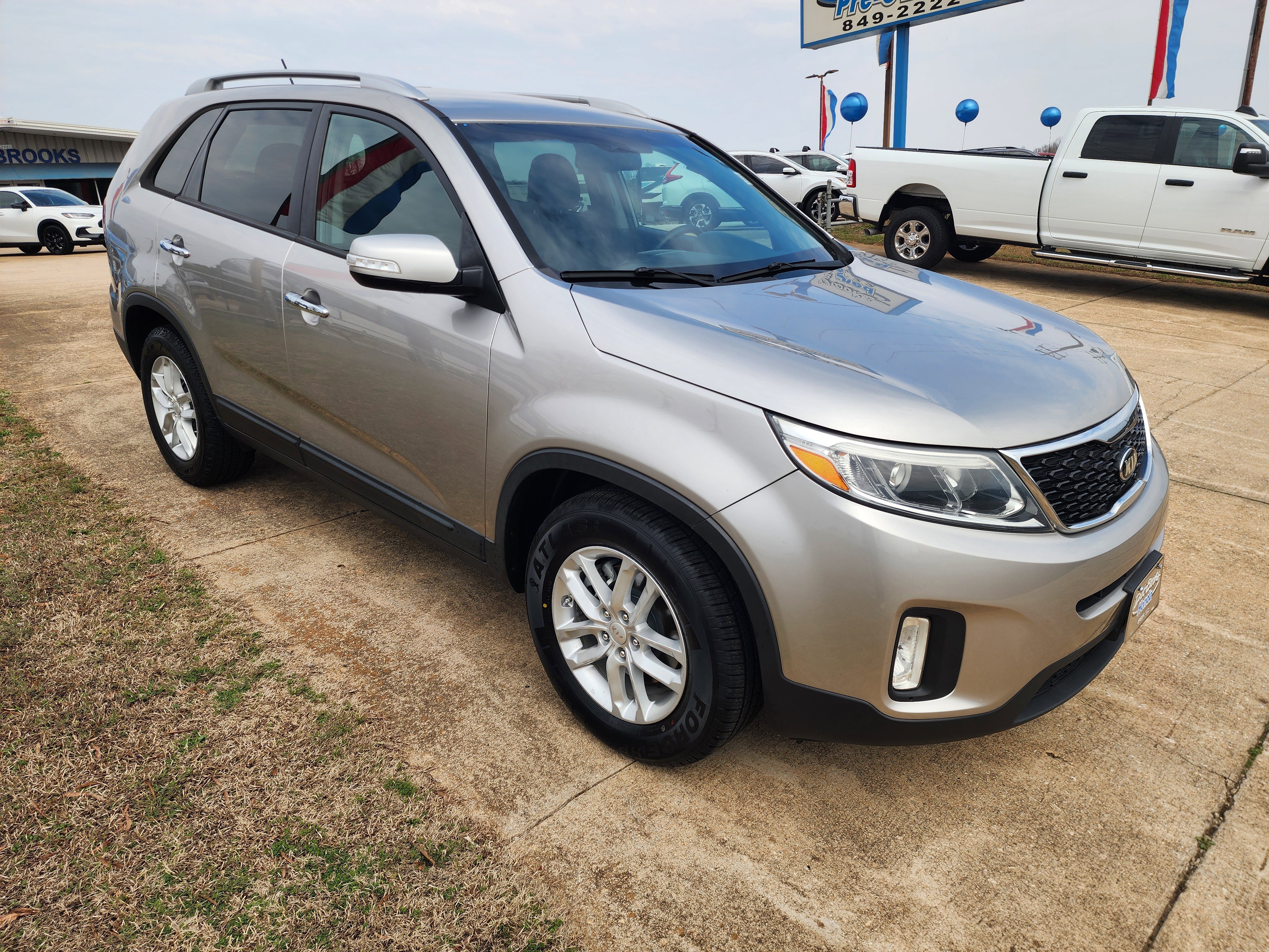 Used 2015 Kia Sorento LX image 2