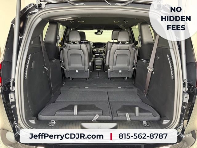 New 2027 Chrysler Pacifica Select AWD/4WD image 32