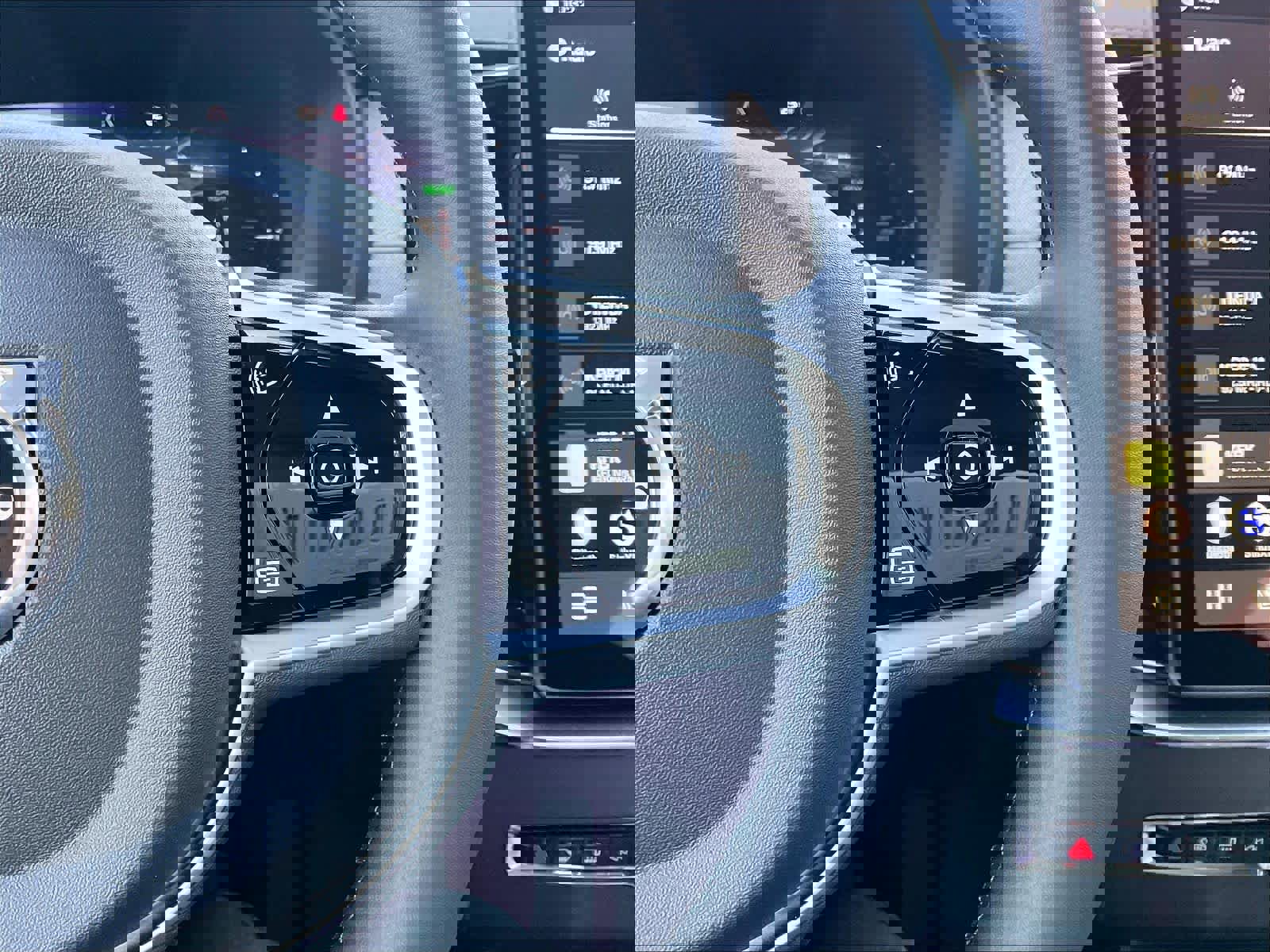 New 2026 Volvo XC90 T8 Plus w/ Protection Package Premier image 18