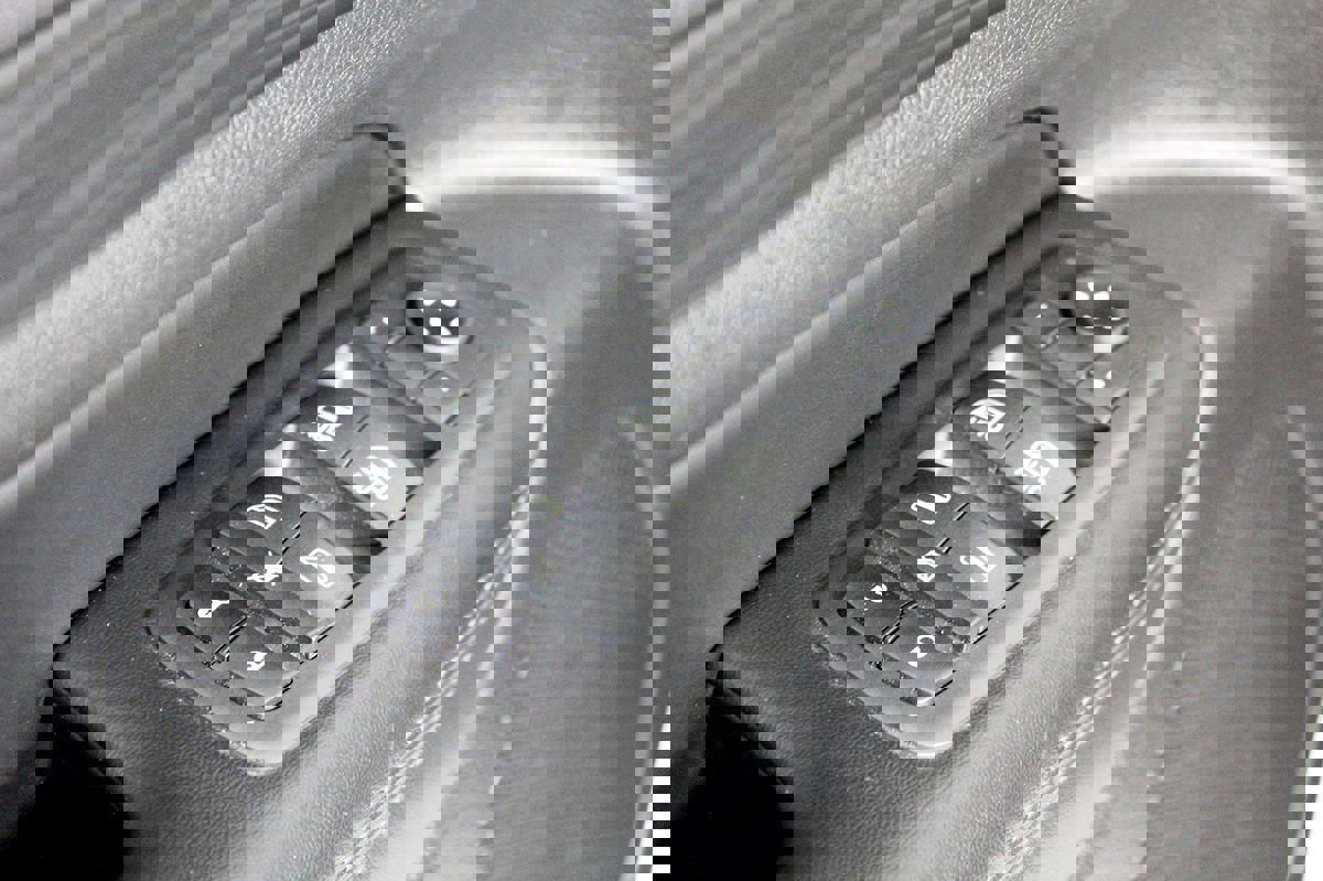 Used 2020 Jeep Grand Cherokee Altitude image 16