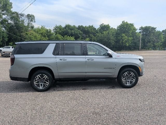 Used 2025 Chevrolet Suburban Z71 AWD/4WD image 7