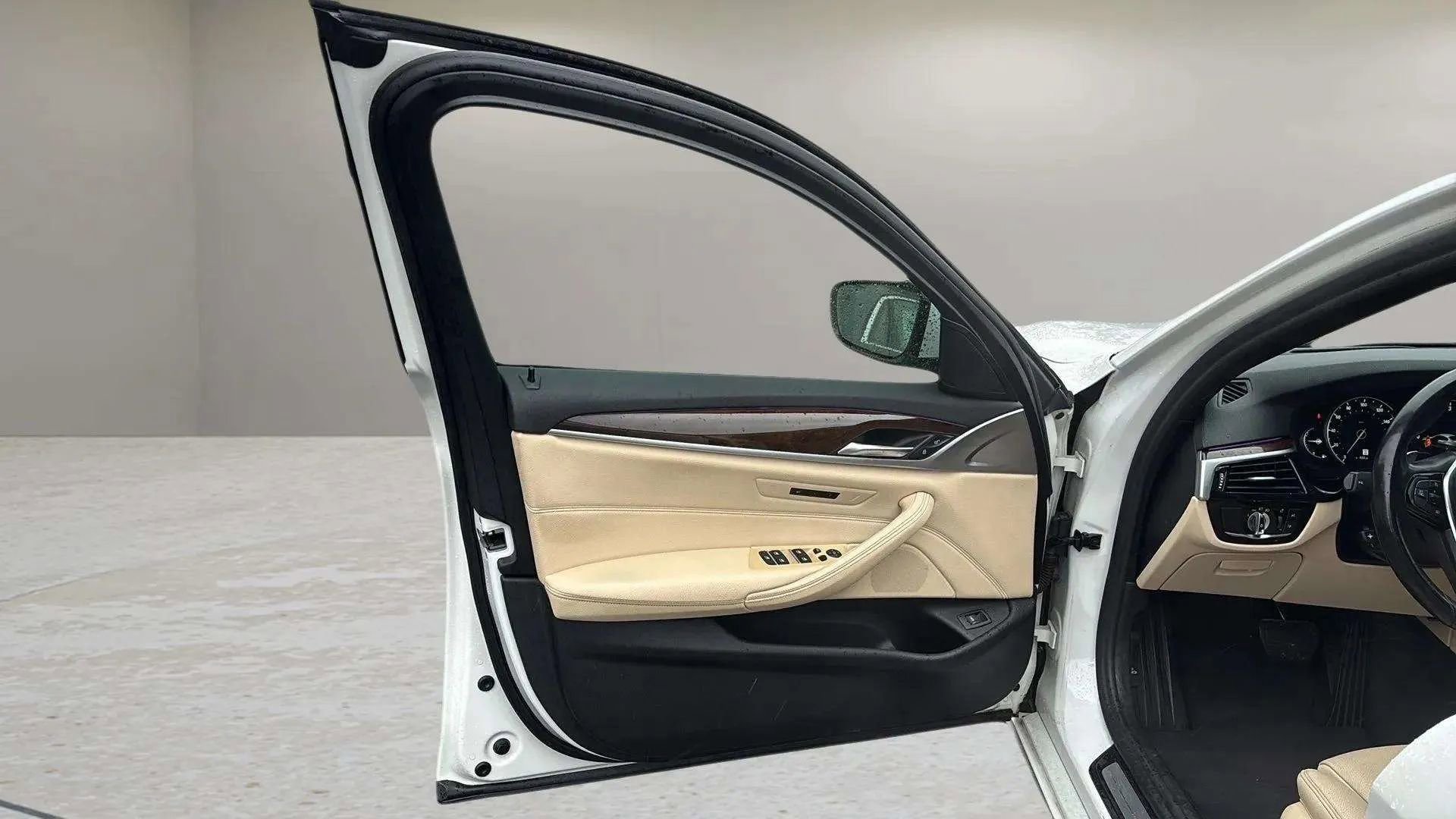 Used 2019 BMW 530i w/ Convenience Package image 9