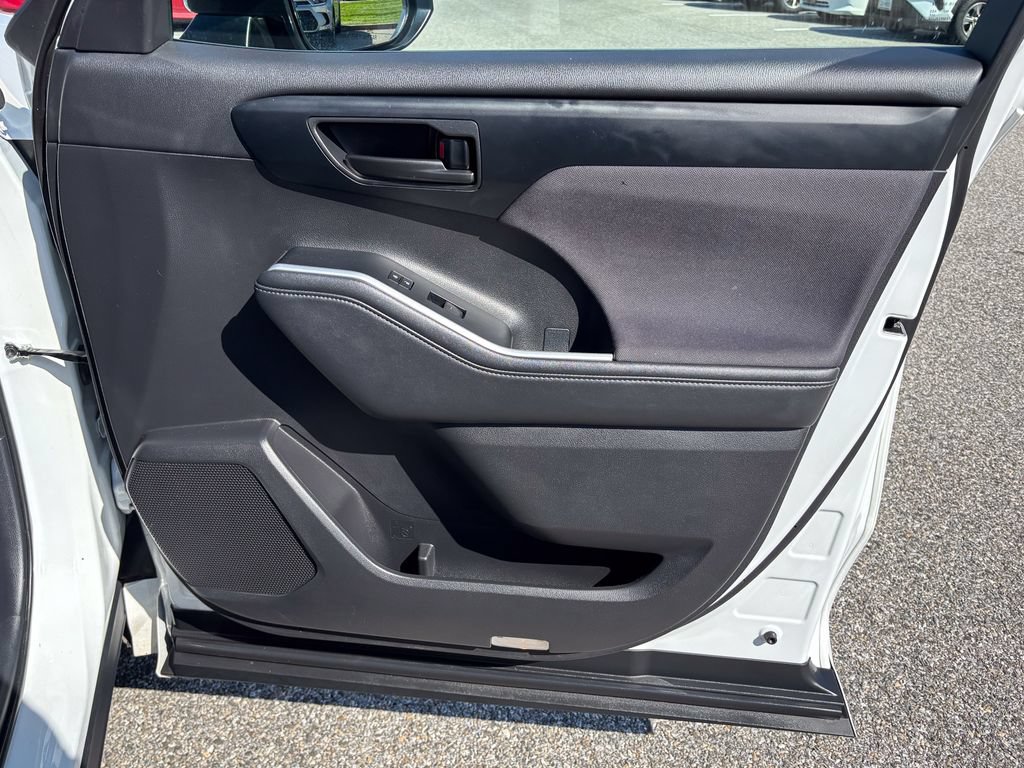 Used 2025 Toyota Highlander LE FWD image 37