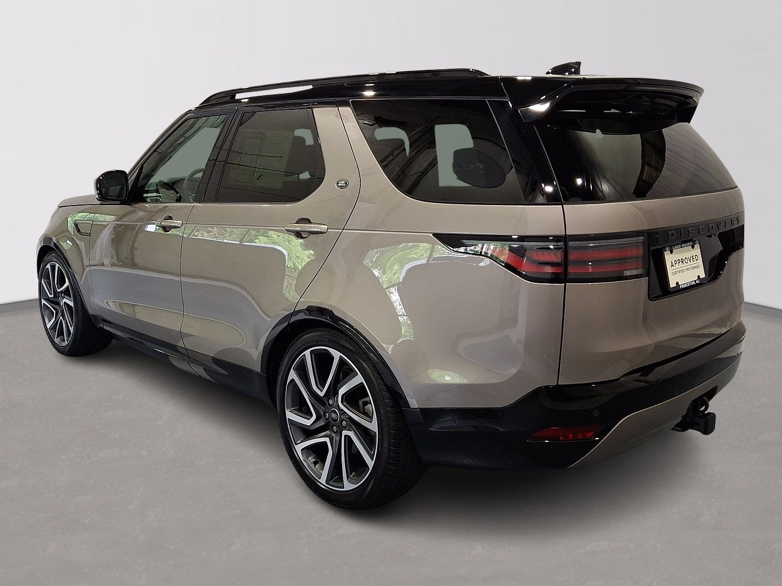 Certified 2025 Land Rover Discovery Dynamic SE AWD/4WD image 2