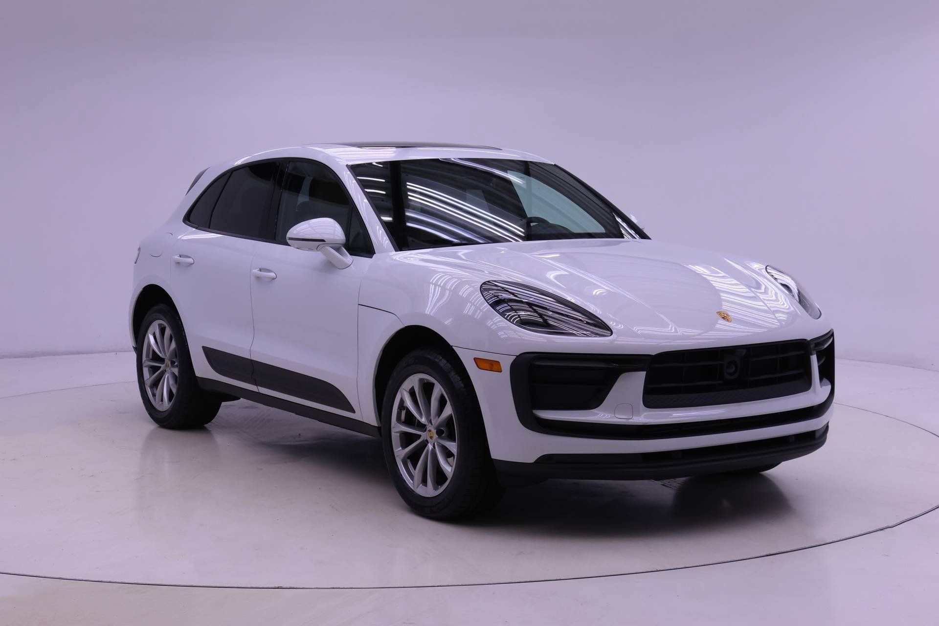 Used 2025 Porsche Macan AWD/4WD image 9