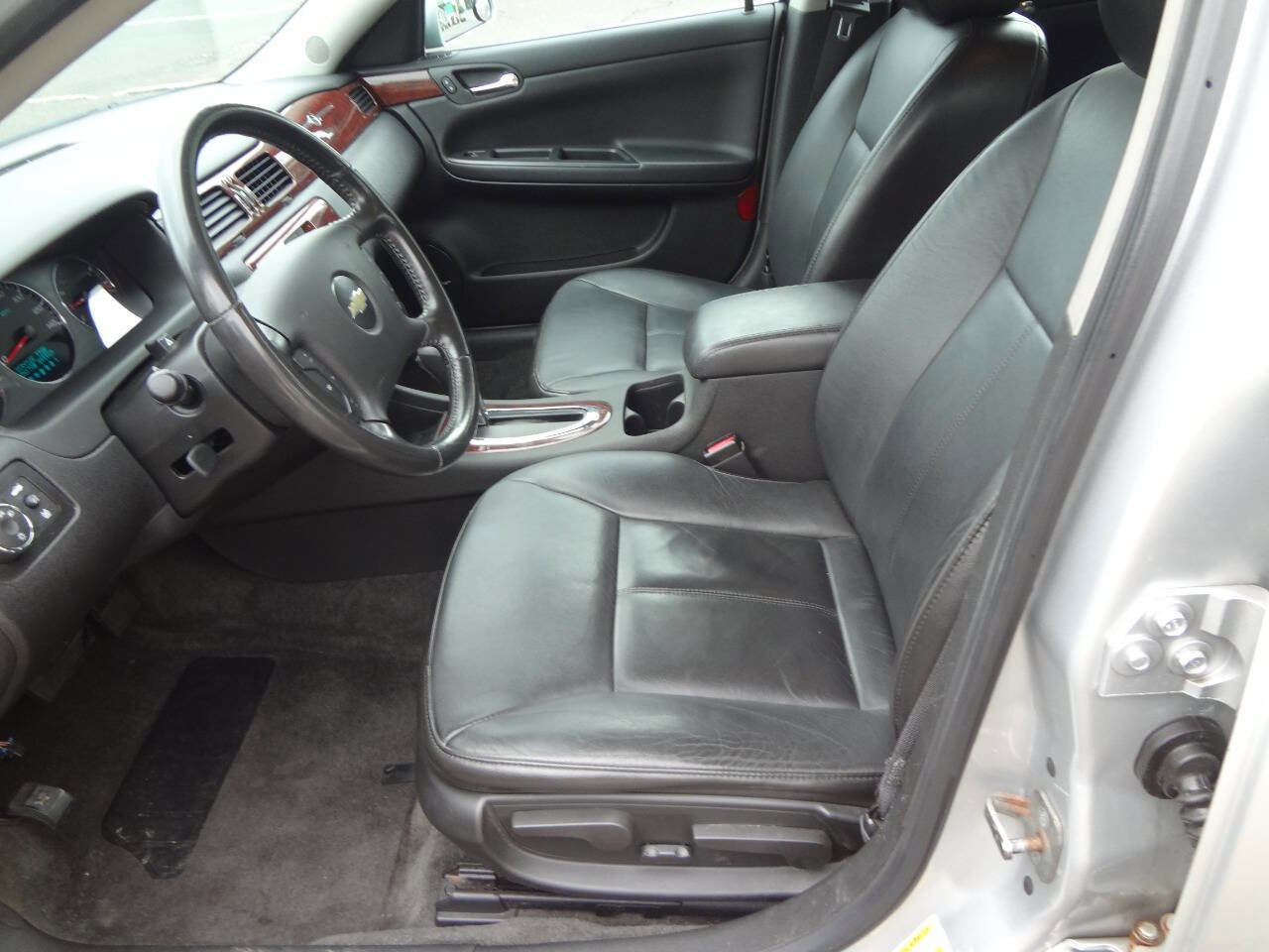 Used 2009 Chevrolet Impala LT w/ Luxury Edition Package image 8