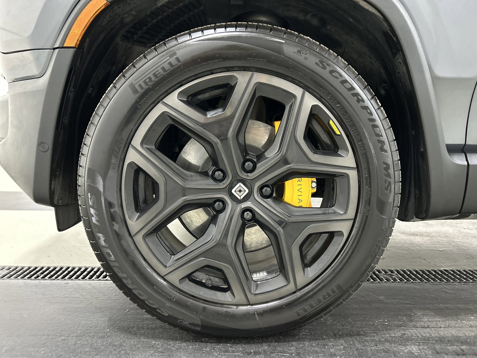 Used 2025 Rivian R1S Premium image 9