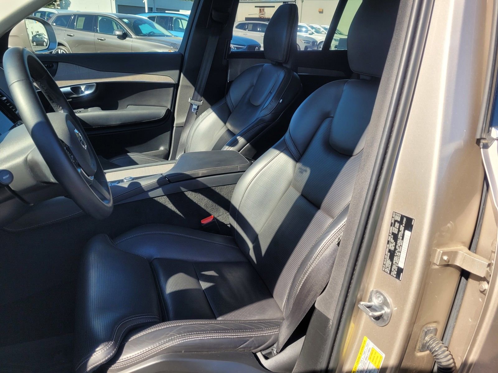 Certified 2023 Volvo XC90 T8 Ultimate w/ Protection Package Premier image 9