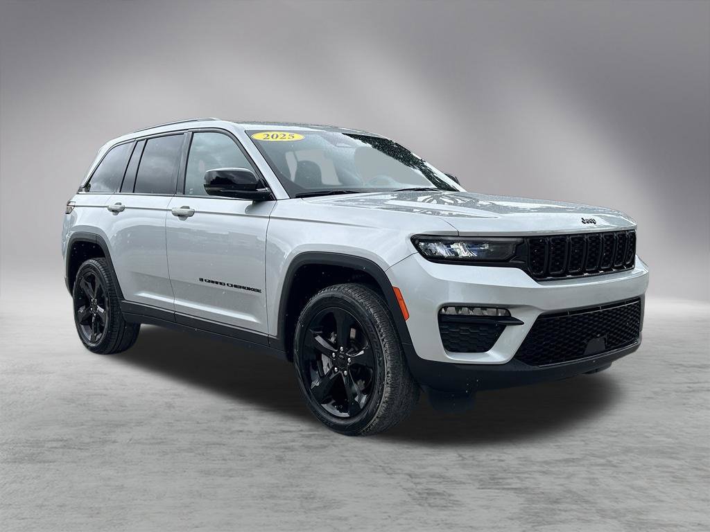 Certified 2025 Jeep Grand Cherokee Limited w/ Black Appearance Package RWD image 3