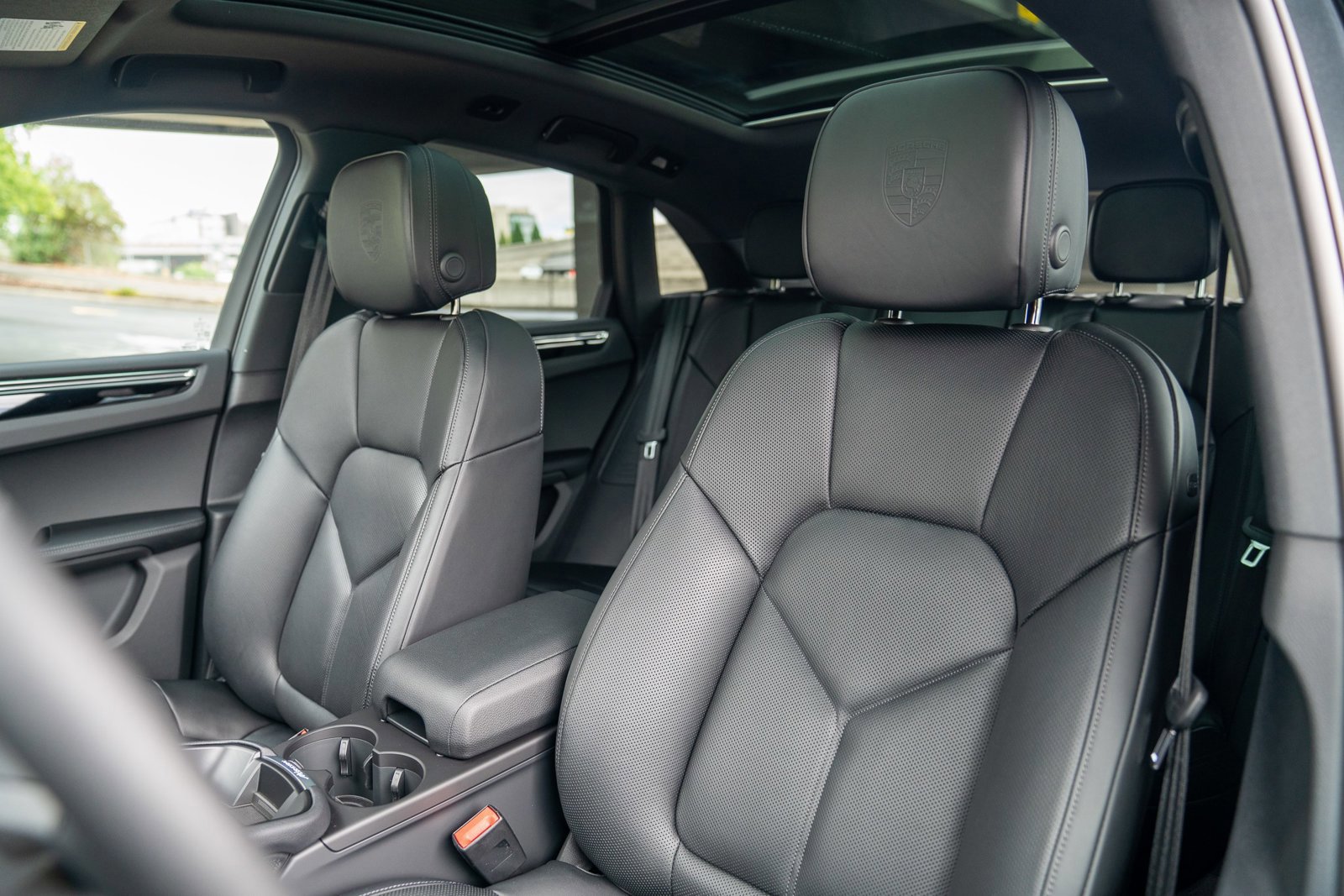 Certified 2025 Porsche Macan AWD/4WD image 5
