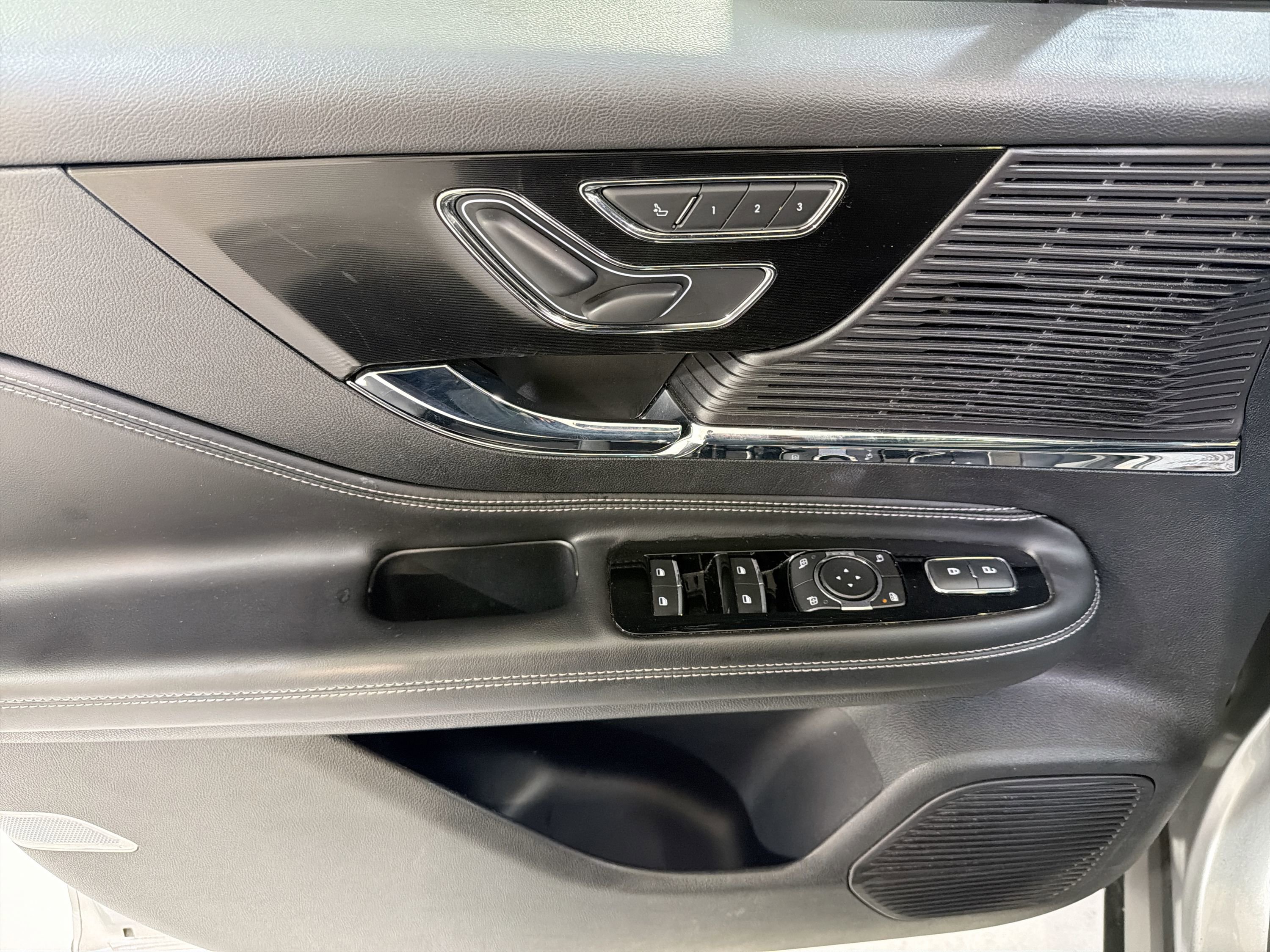 Used 2022 Lincoln Corsair AWD w/ Premium Package image 12