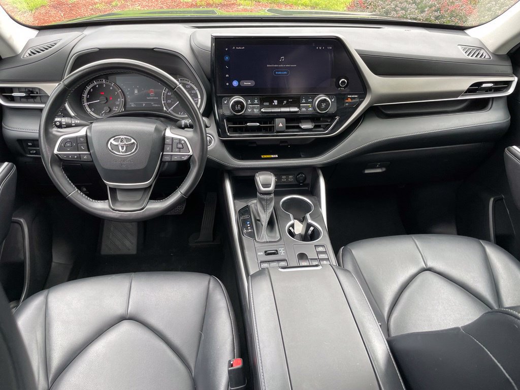 Used 2023 Toyota Highlander XLE AWD/4WD image 14
