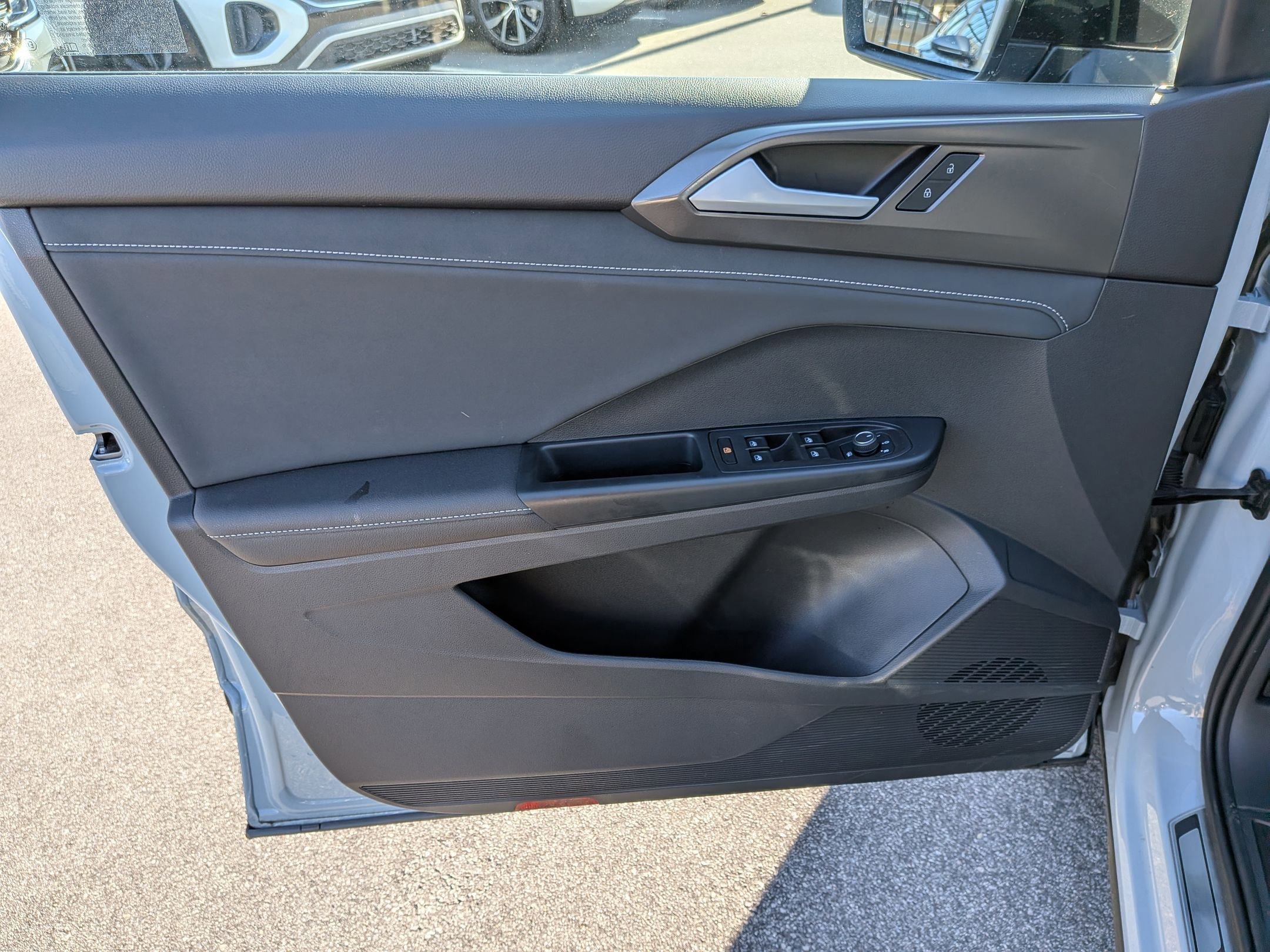 Used 2025 Volkswagen Taos SE image 11