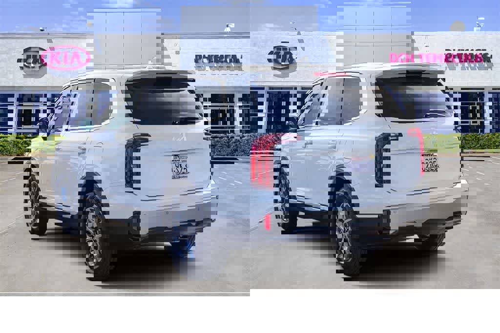 Certified 2023 Kia Telluride LX image 6