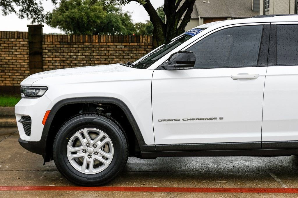Used 2023 Jeep Grand Cherokee Laredo w/ Luxury Tech Group I image 22