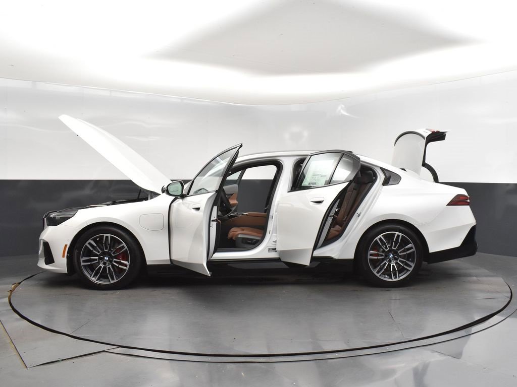 New 2026 BMW 550e xDrive w/ Premium Package image 48