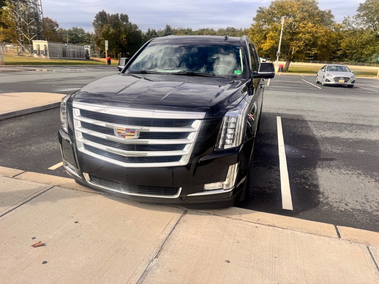 Used 2019 Cadillac Escalade ESV Premium Luxury image 2