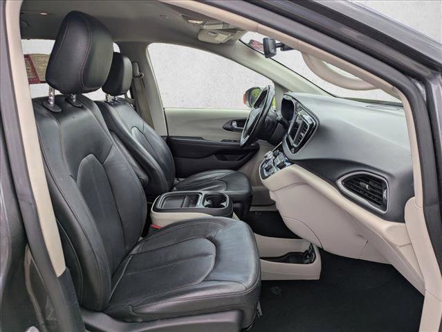 Used 2020 Chrysler Pacifica Touring-L FWD image 18