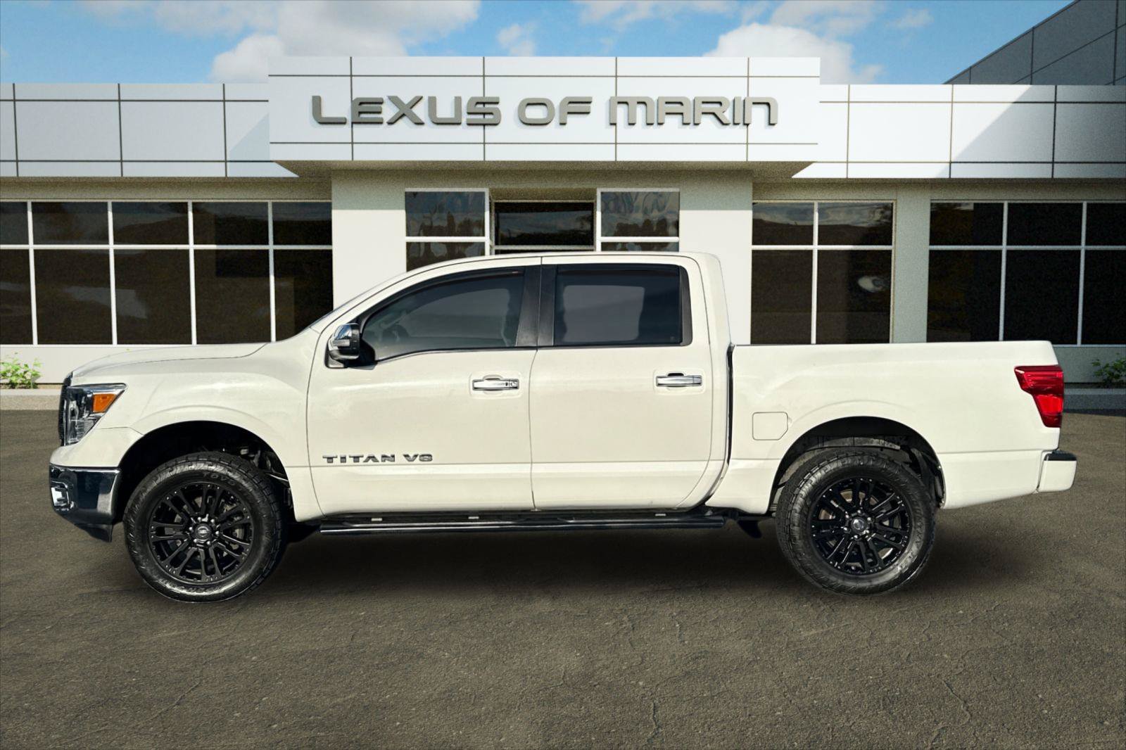 Used 2018 Nissan Titan SL AWD/4WD image 2
