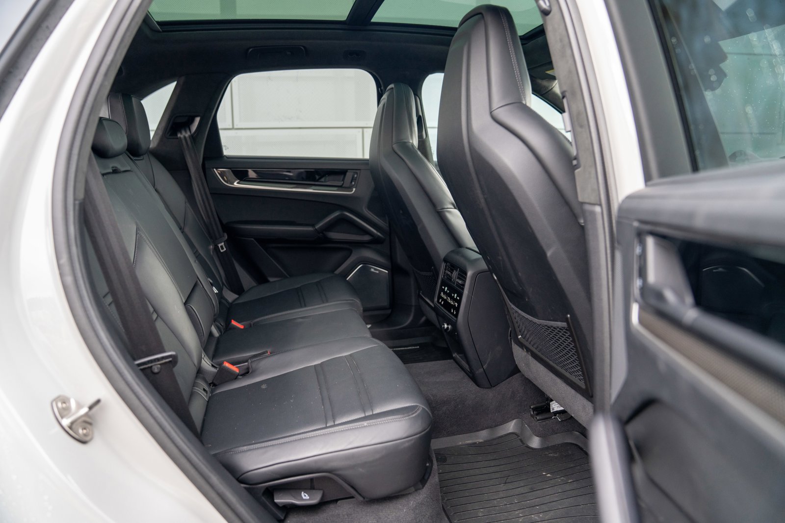 Certified 2025 Porsche Cayenne Turbo AWD/4WD image 24