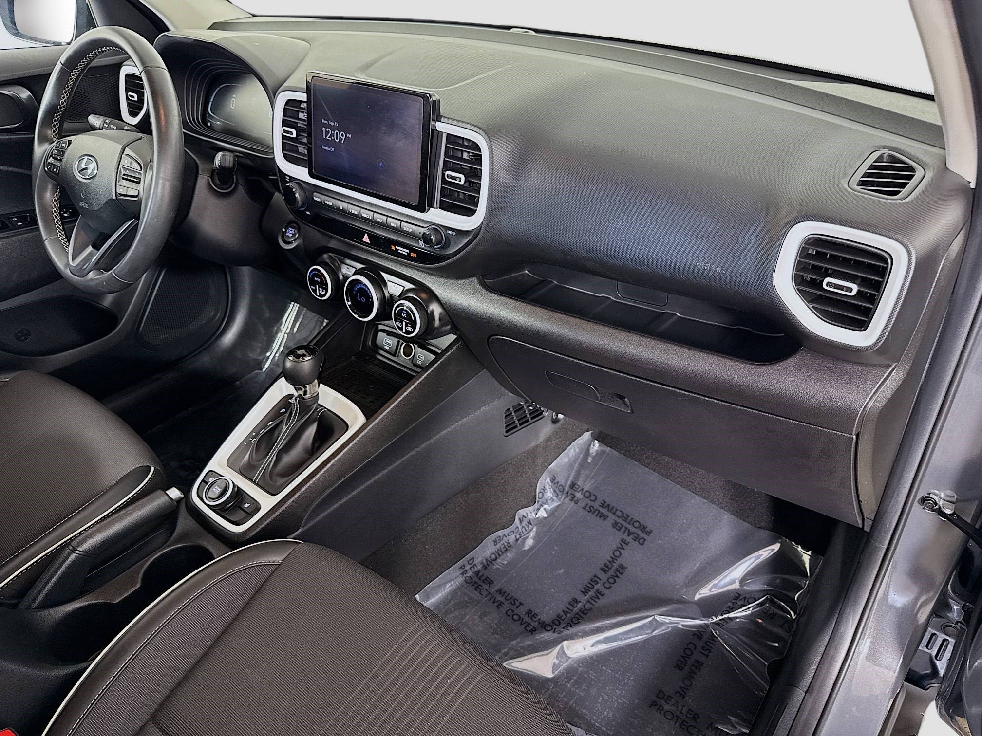 Used 2024 Hyundai Venue Limited image 28