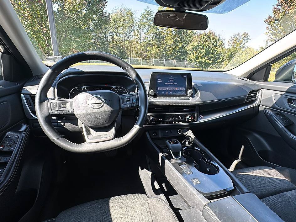 Certified 2025 Nissan Rogue SV FWD image 29