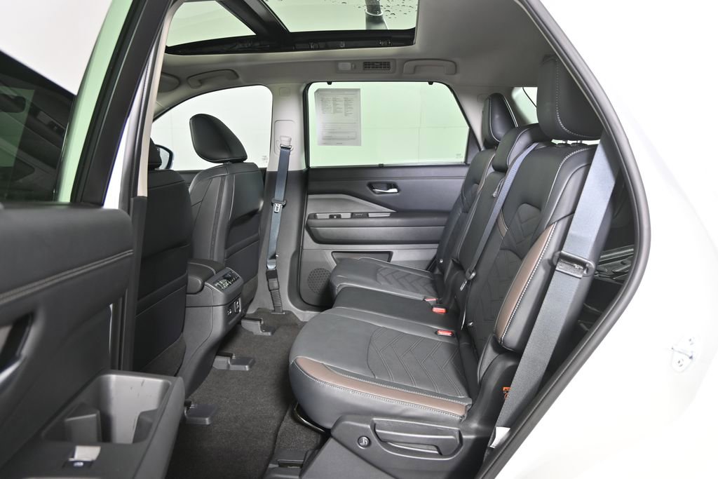 Used 2024 Nissan Pathfinder Platinum w/ Black Appearance Package AWD/4WD image 19